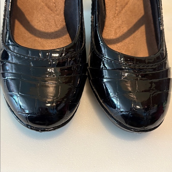 Clarks Collection soft cushion heels
Rounded toe  ankle strap  black patent Croc - Picture 3 of 11